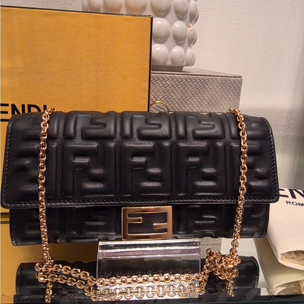 New Fendi baguette, Continental wallet with chain - Picture 2 of 7